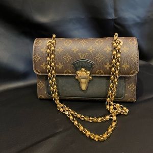 The perfect day-to-evening accessory😍